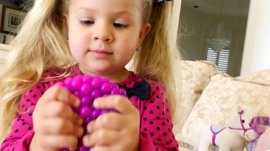 دیانا و اسباب بازی ها - توپ های ژله ای دیانا